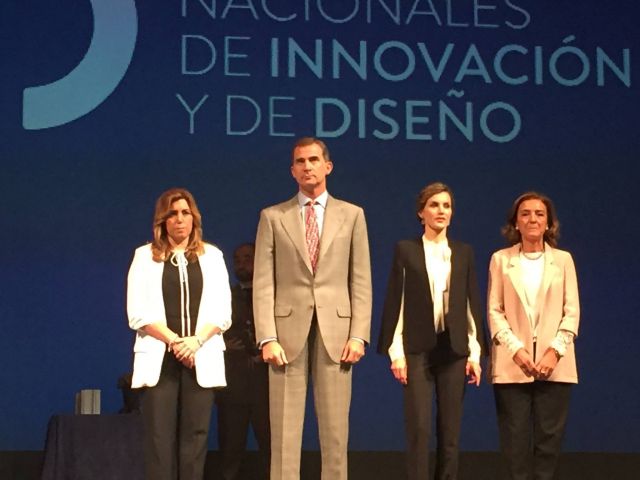 foto de Los Reyes presiden los Premios Nacionales de Innovación y de Diseño en el Cervantes