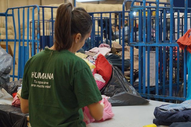 foto de Cártama deposita 30 toneladas de textil usado en los contenedores de Humana para darles un fin social
