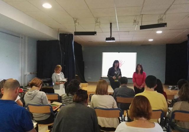 foto de Bienestar Social realiza un taller de prevención de drogodependencia con el profesorado del IES Jarifa