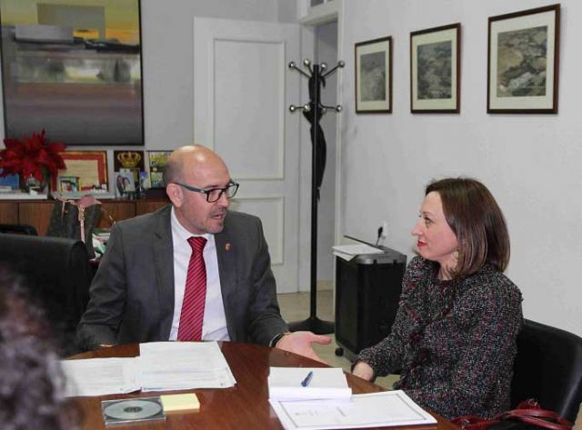 foto de La delegada de la Junta se reúne con el alcalde de Cártama