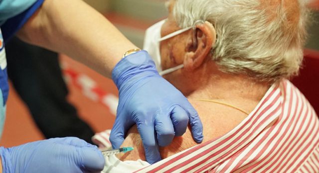 foto de La Junta inicia la vacunación contra el Covid-19 de las personas mayores de 80 años