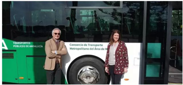 foto de La Junta incorpora un nuevo autobús en la línea Málaga-Cártama adaptado a personas con movilidad reducida