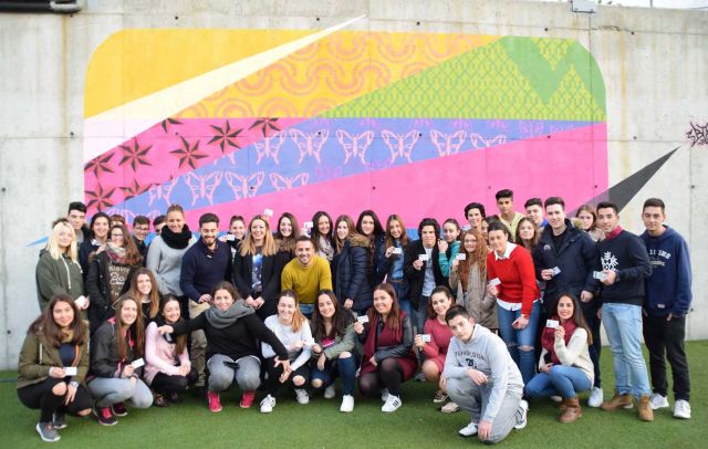 foto de 43 jóvenes del municipio recibieron ayer su carné oficial de la Junta de Andalucía que les acredita como Corresponsales Juveniles