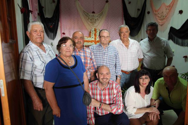 foto de Los mayores del Centro de Participación Activa de El Sexmo celebraron la fiesta de la Cruz de Mayo