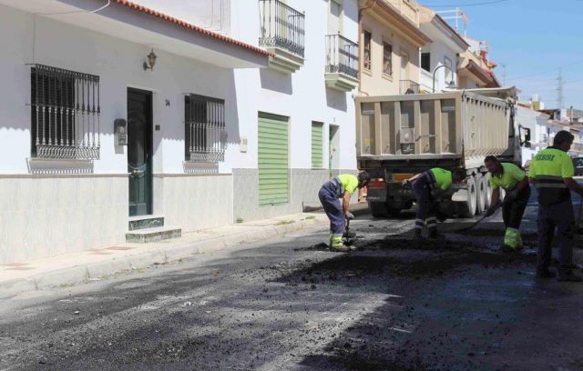 foto de Comienzan los trabajos de asfaltado en 16 calles del municipio