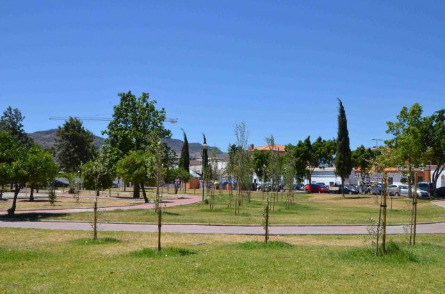 foto de Más de 110 árboles plantados en el parque de urbanización Los Naranjos