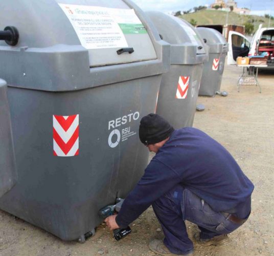 foto de Instalación de pedales en los contenedores de basura orgánica