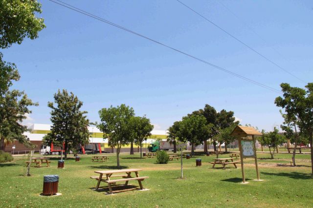foto de Nuevas mesas de pícnic en los parques Santo Cristo y Los Naranjos
