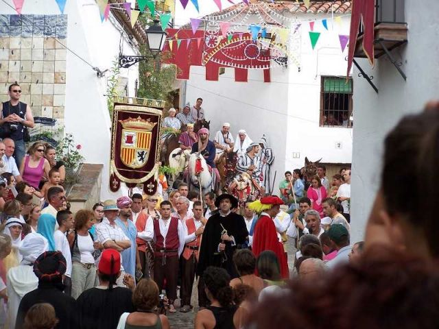 foto de Benalauría celebra el primer domingo de agosto su fiesta de Moros y Cristianos